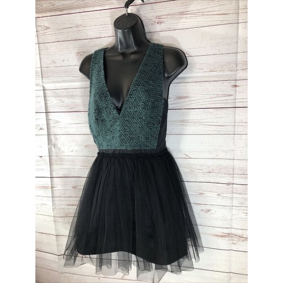 BCBGeneration Dresses & Skirts - BCBGeneration Women's Dress Size 4 Black Tulle Tweed V-Neck Strappy Zip Back